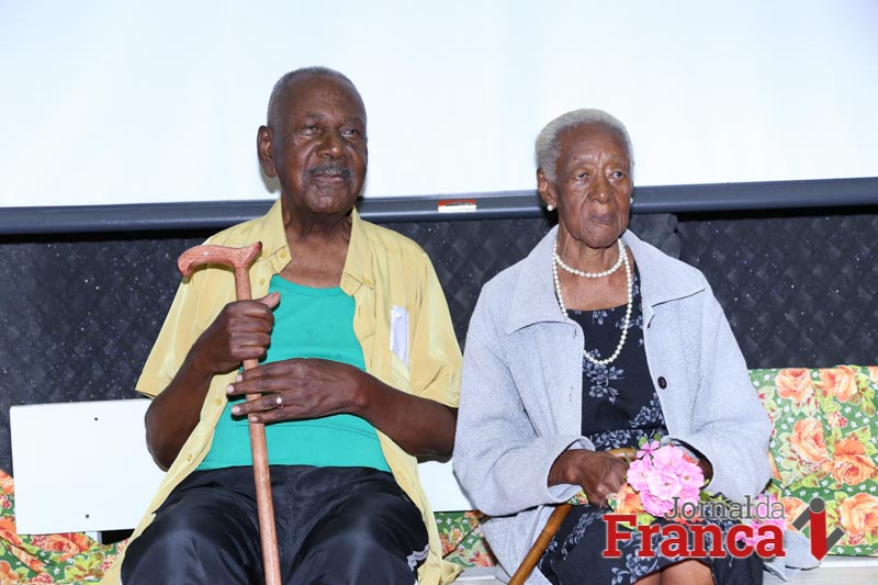 O poeta Carlos de Assumpção com a aposentada homenageada, dona Maria dos Reis (Foto: Ricardo Fernandes/Jornal da Franca)